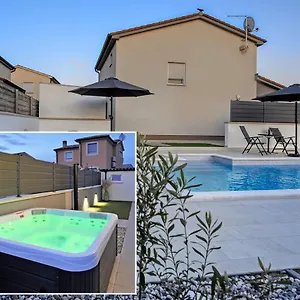  Ferienhaus Casa Tara Three-bedroom